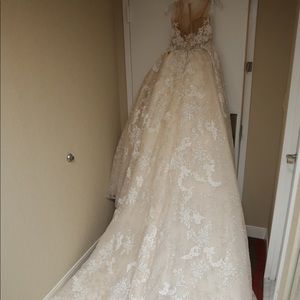 I am selling my used wedding dress  Size 44 
Bust 39.3
Waist 32.5
Hip 42.6